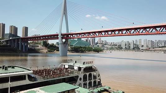 重庆城市重庆长江大桥飞跃航拍视频的预览图