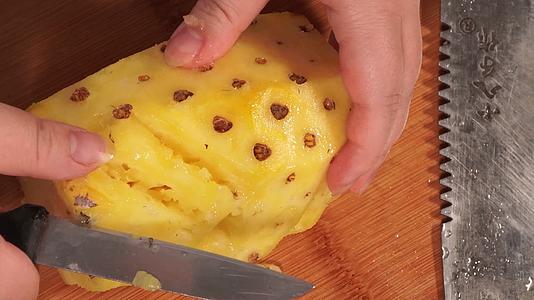 凤梨菠萝削皮去芽头视频的预览图