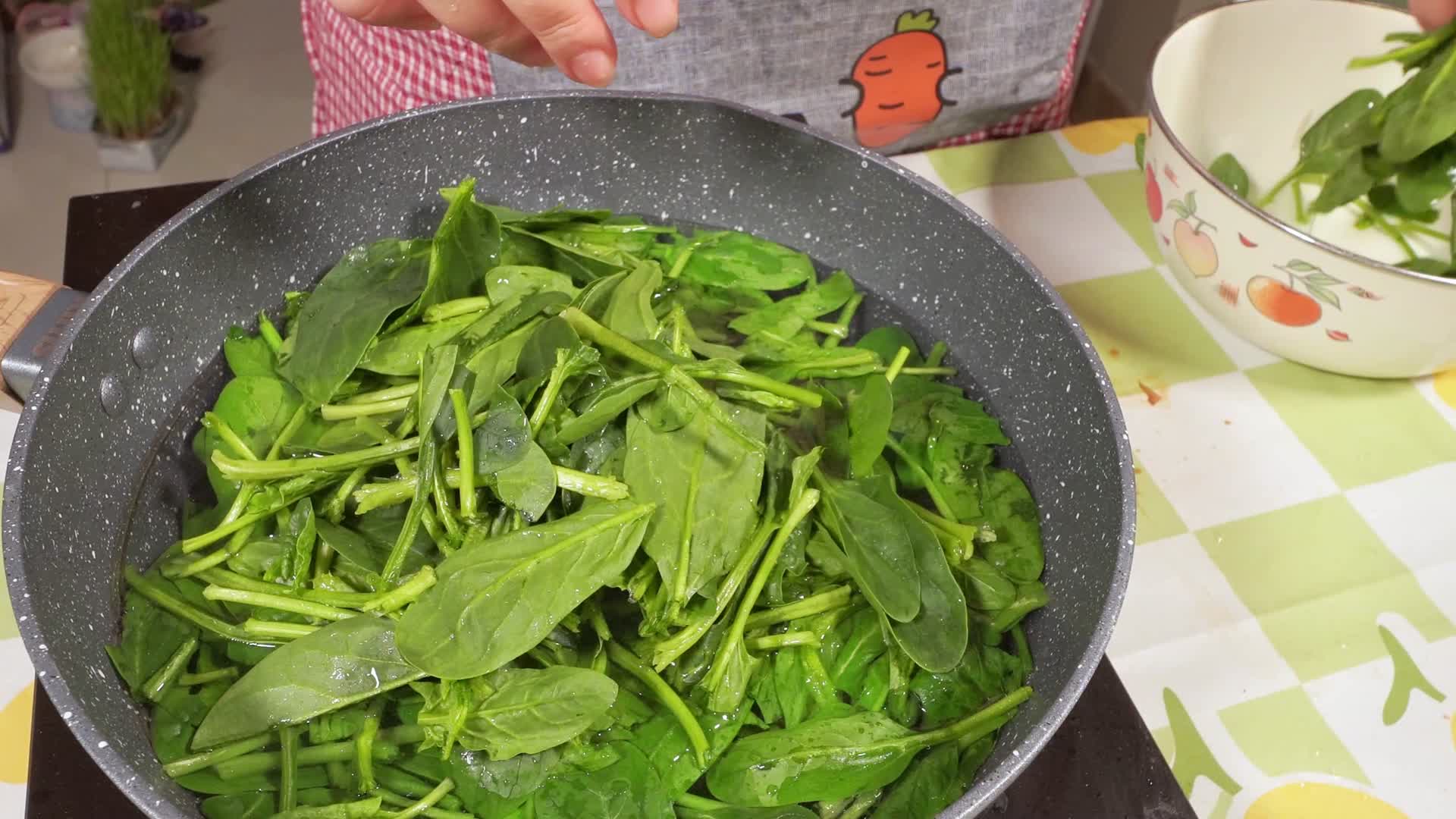 锅里放油盐汆烫菠菜菠菜苗视频的预览图