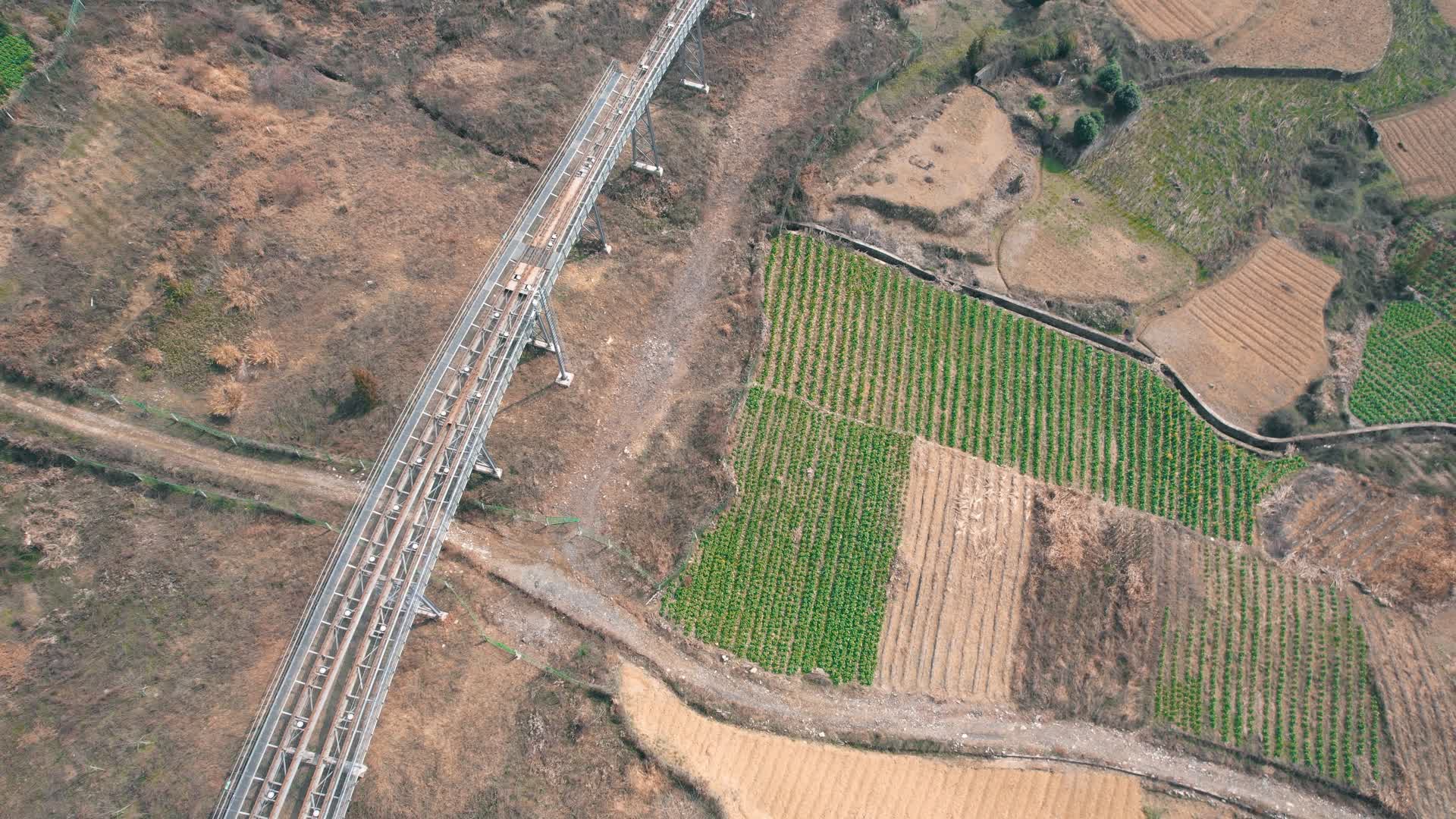 4K湖北恩施大峡谷地面缆车轨道实拍视频视频的预览图