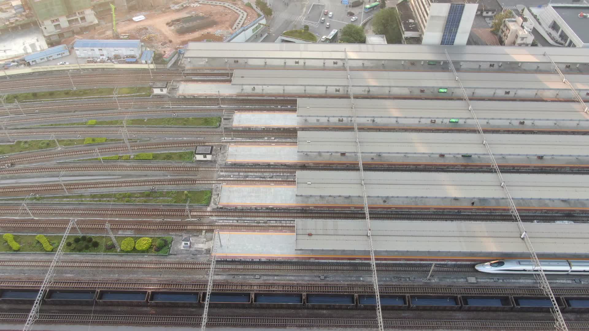 火车轨道交通站台航拍视频的预览图