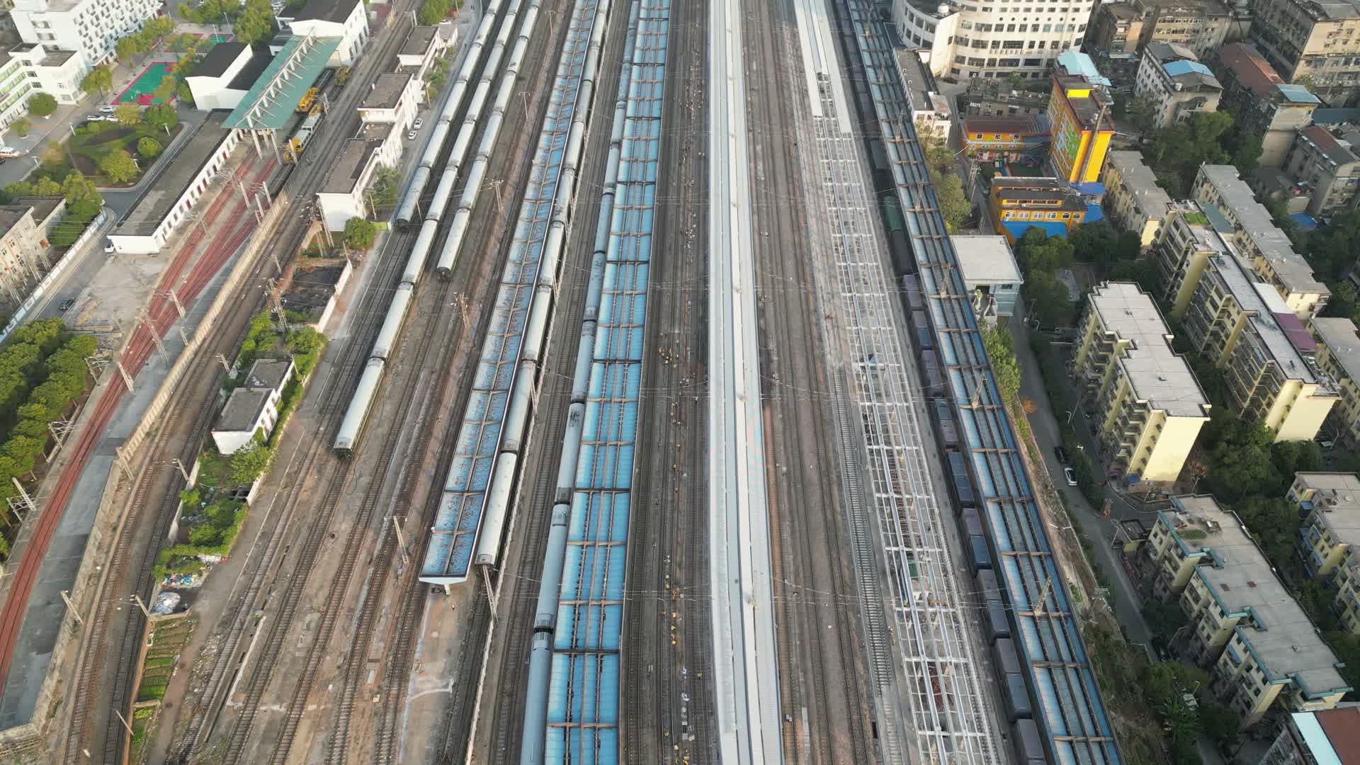 火车站站台交通航拍视频的预览图