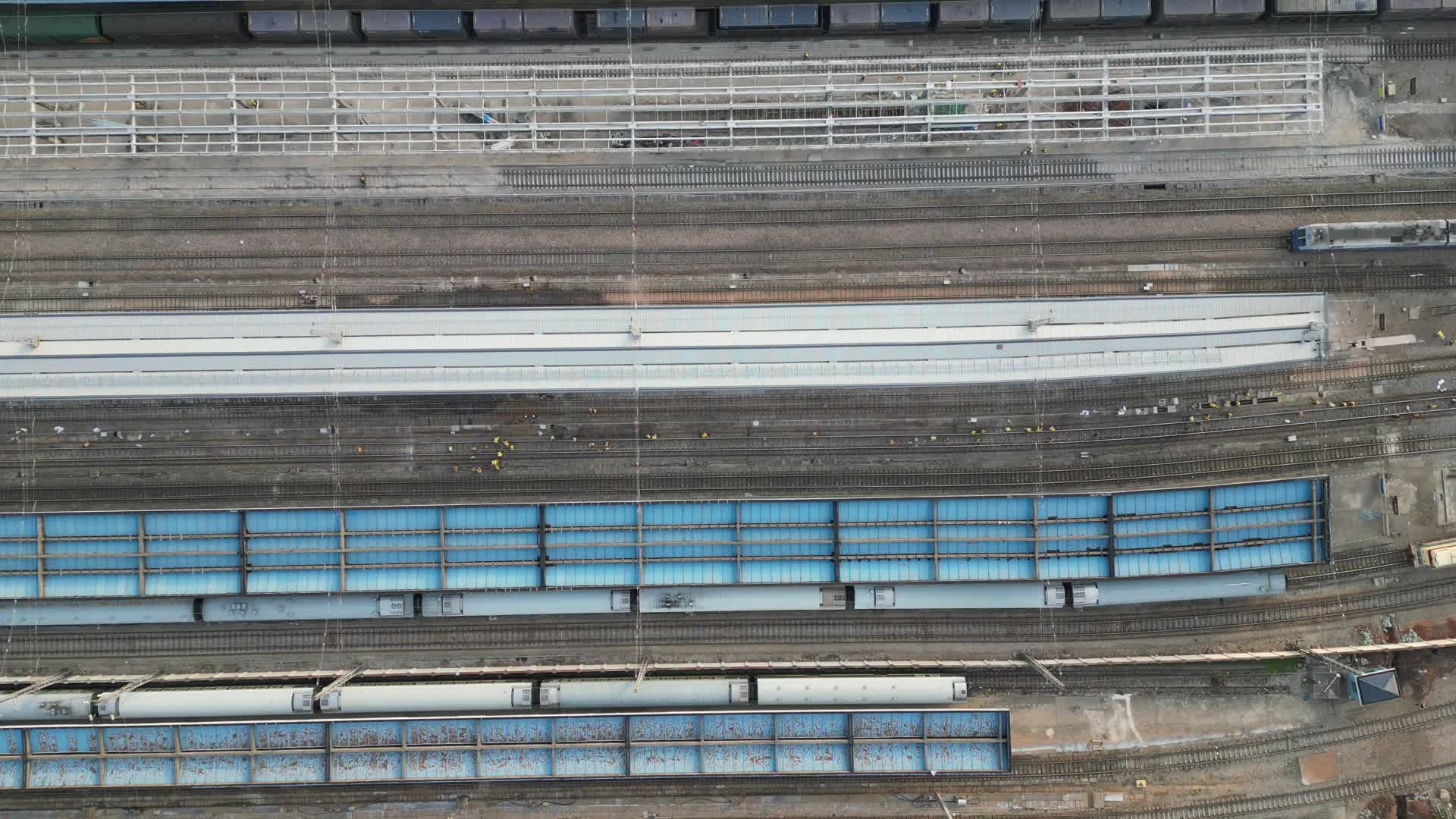 火车轨道行驶的火车航拍视频的预览图