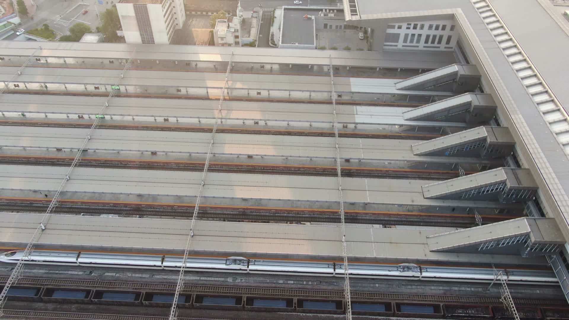 火车轨道交通站台航拍视频的预览图