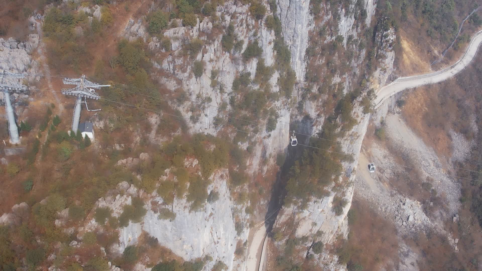 4K恩施大峡谷峭壁绳索绝壁缆车航拍视频视频的预览图