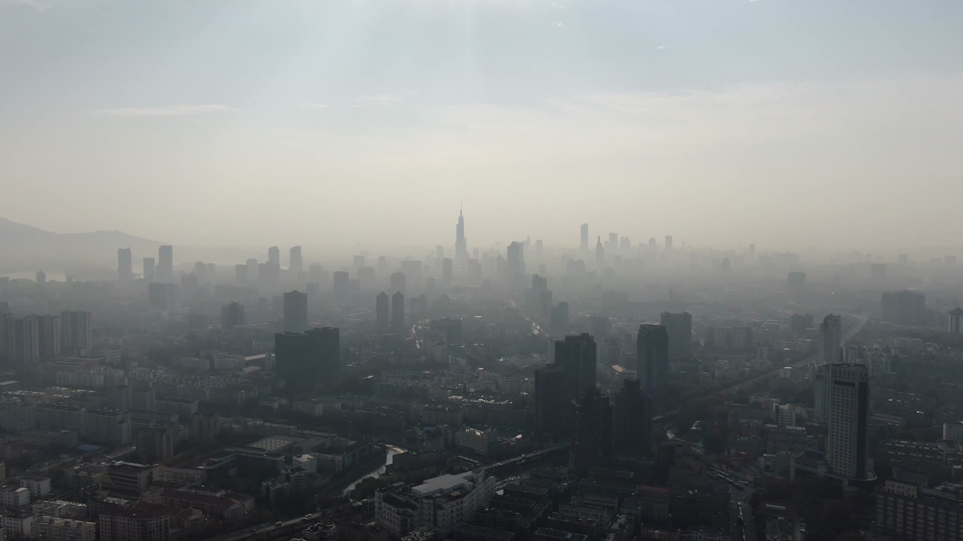 江苏南京城市清晨迷雾航拍视频的预览图