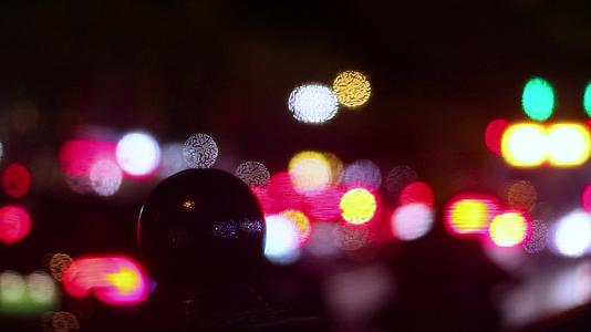 夜晚的街头霓虹闪烁视频的预览图