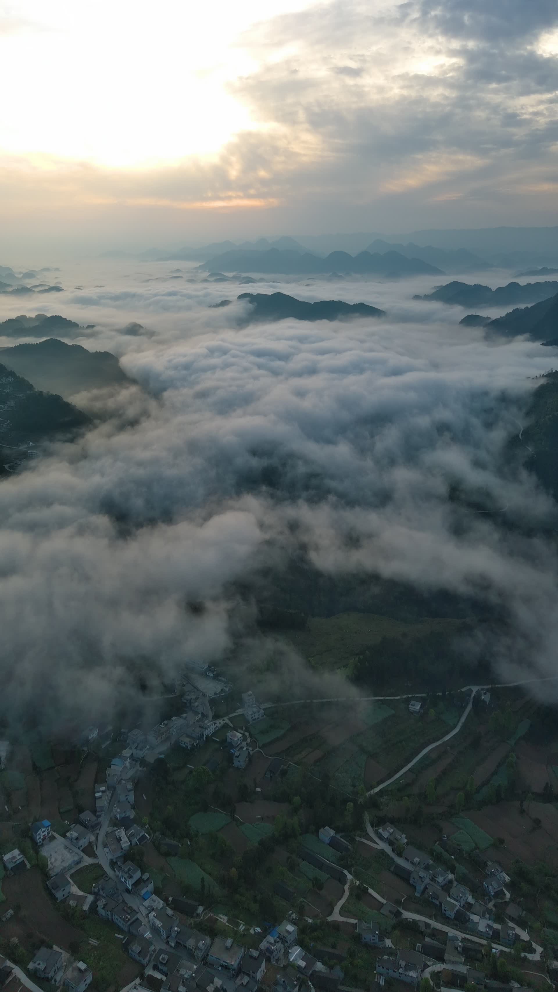 贵州农村竖拍高清4K云海视频视频的预览图