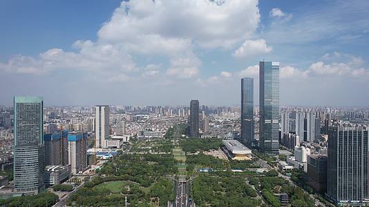 江苏无锡太湖广场国金中心航拍视频的预览图