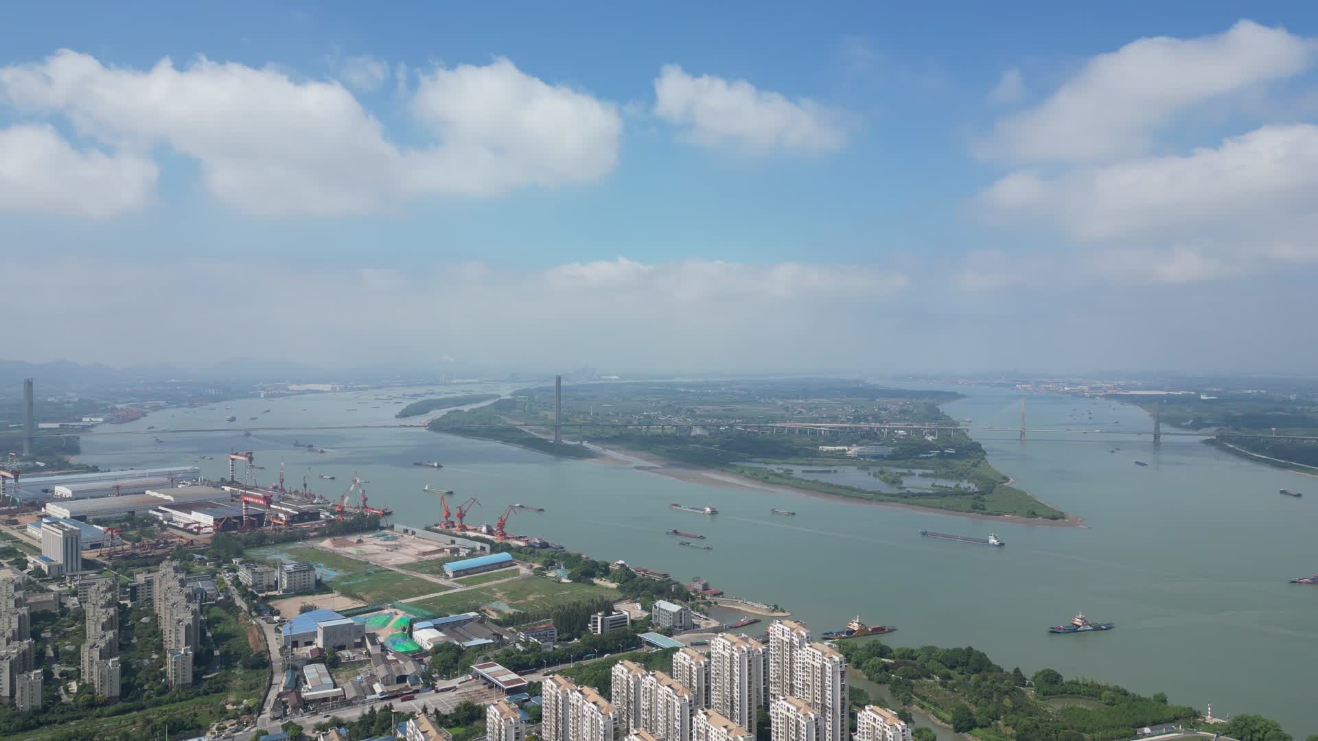 江苏镇江长江风光长江航运航拍视频的预览图