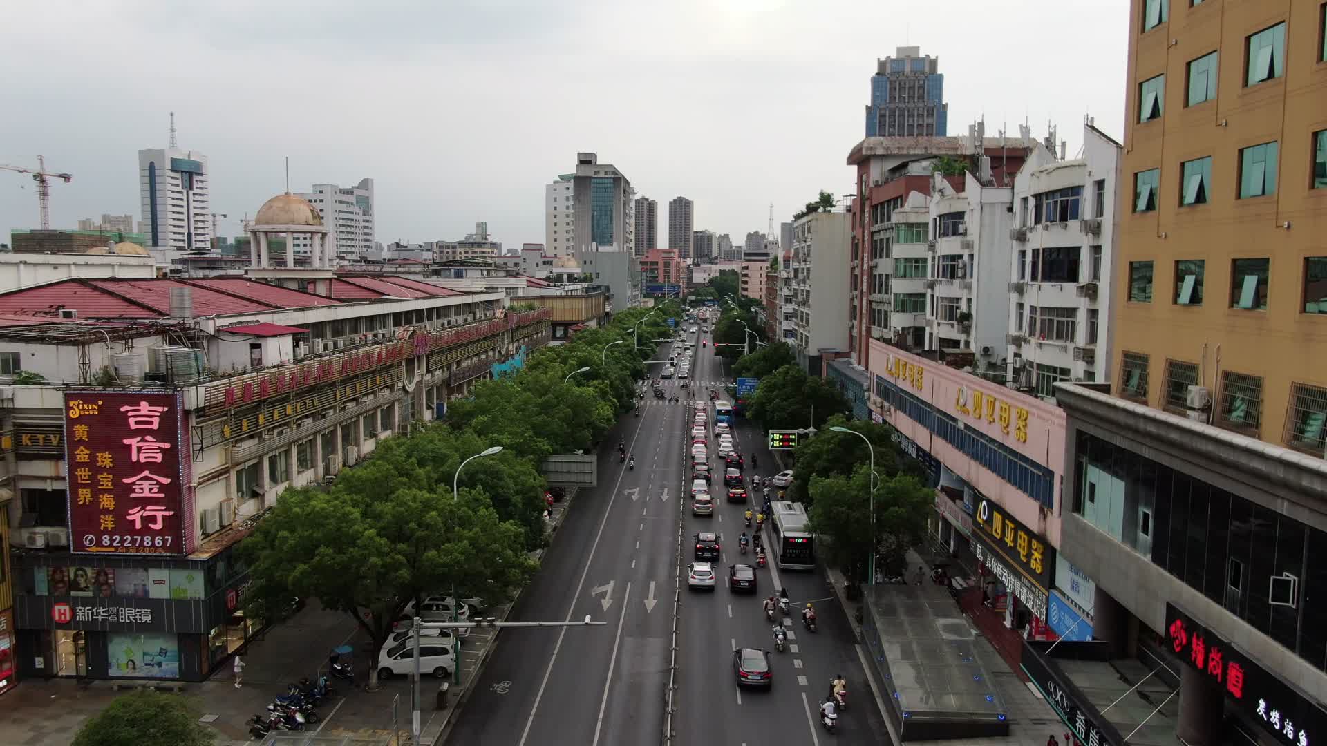 江西吉安城市风光交通航拍视频的预览图