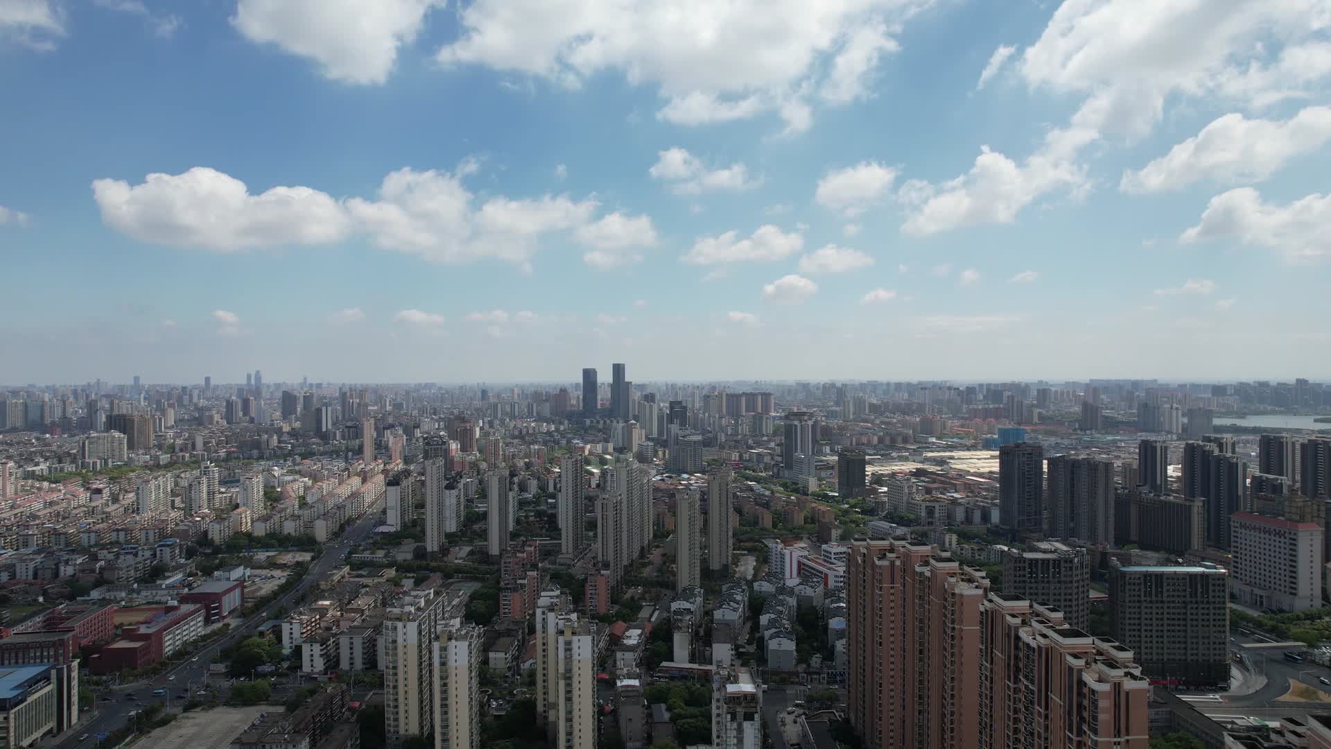 江西南昌城市天际线蓝天白云航拍视频的预览图