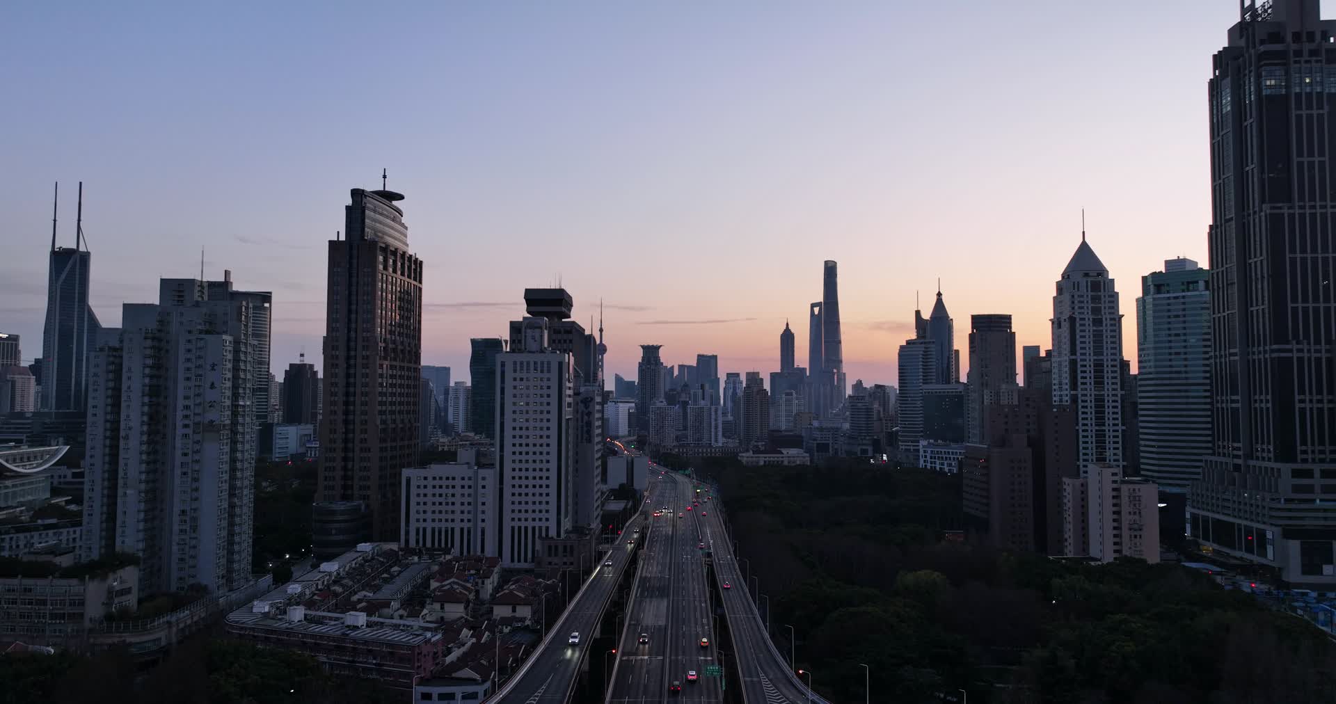 上海延安路立交高架陆家嘴城市风光航拍视频的预览图
