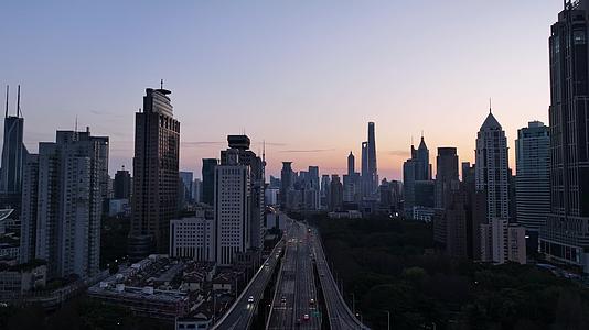 上海延安路立交高架陆家嘴城市风光航拍视频的预览图
