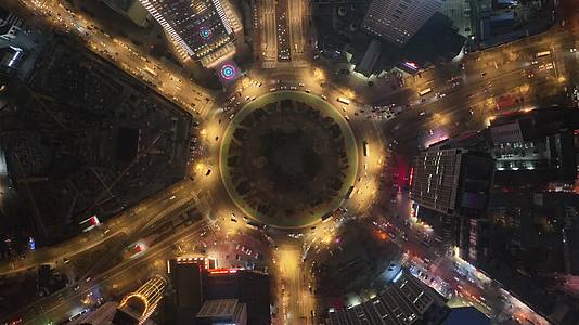 航拍城市夜景转盘交通视频的预览图