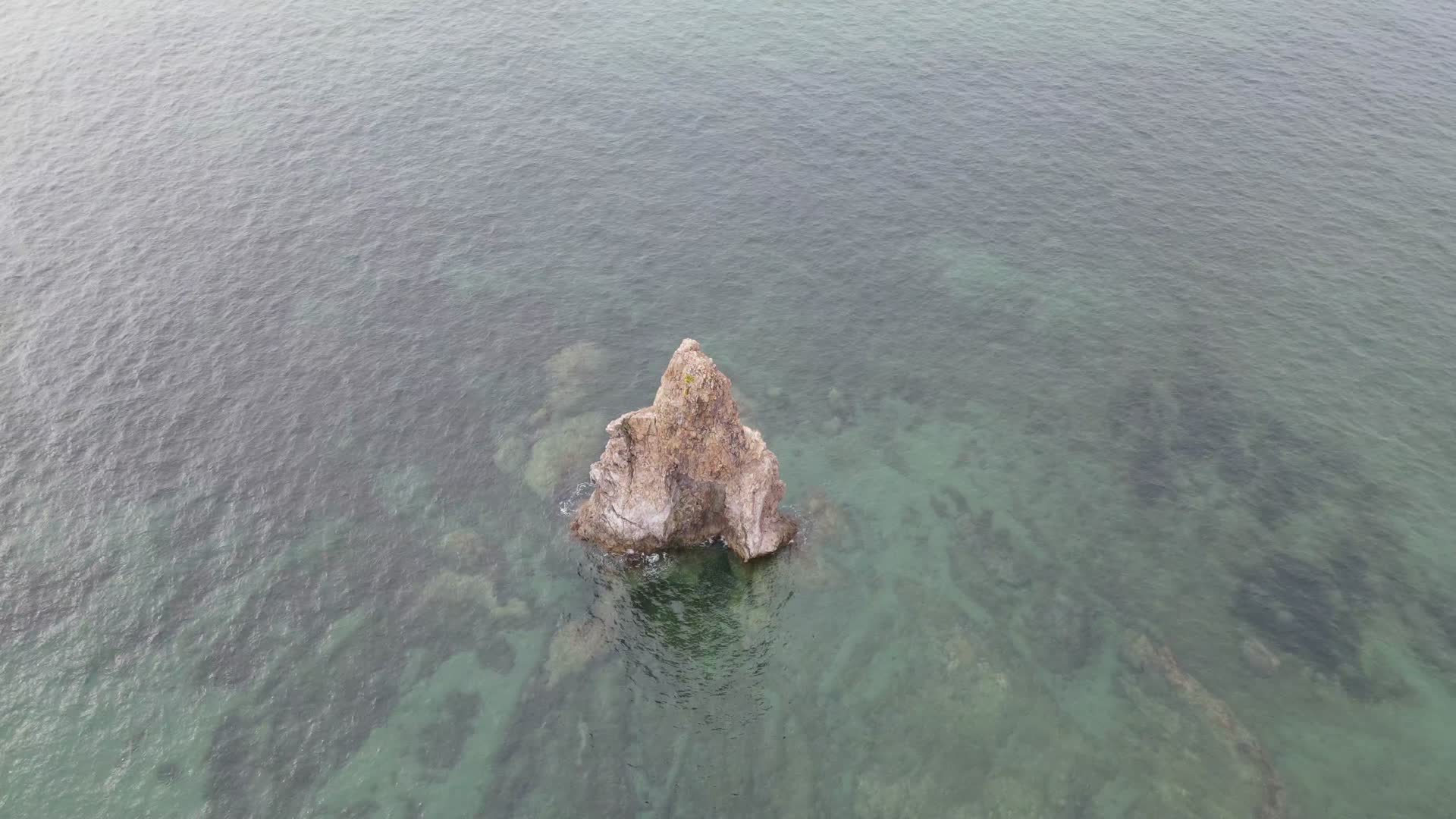 山东青岛海上石老人景区航拍视频的预览图