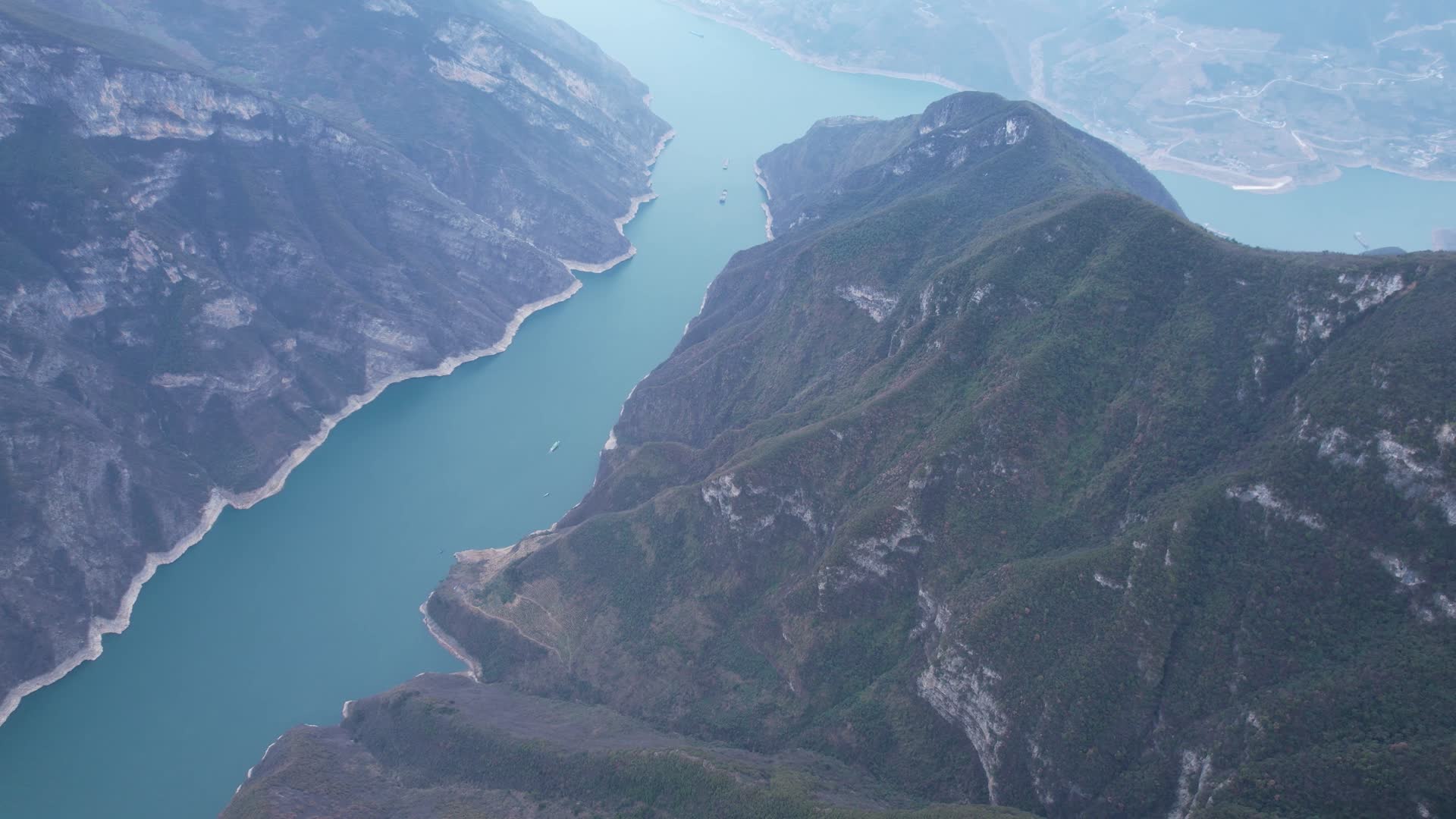 自然大气三峡之巅长江山河壮丽风光航拍视频视频的预览图