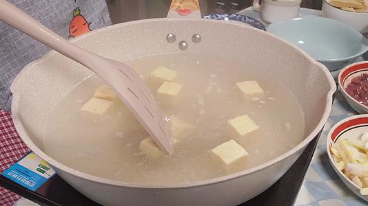 开水煮冻豆腐视频的预览图