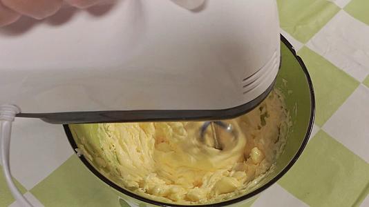 搅拌器打发乳化黄油视频的预览图