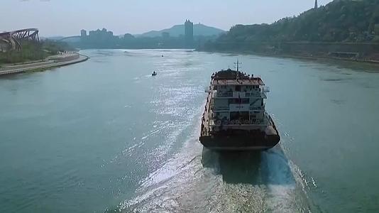 实拍长江航行的轮船水道交通物流视频视频的预览图