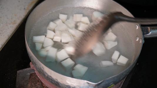 凉薯切块焯水处理凉薯做饭视频的预览图