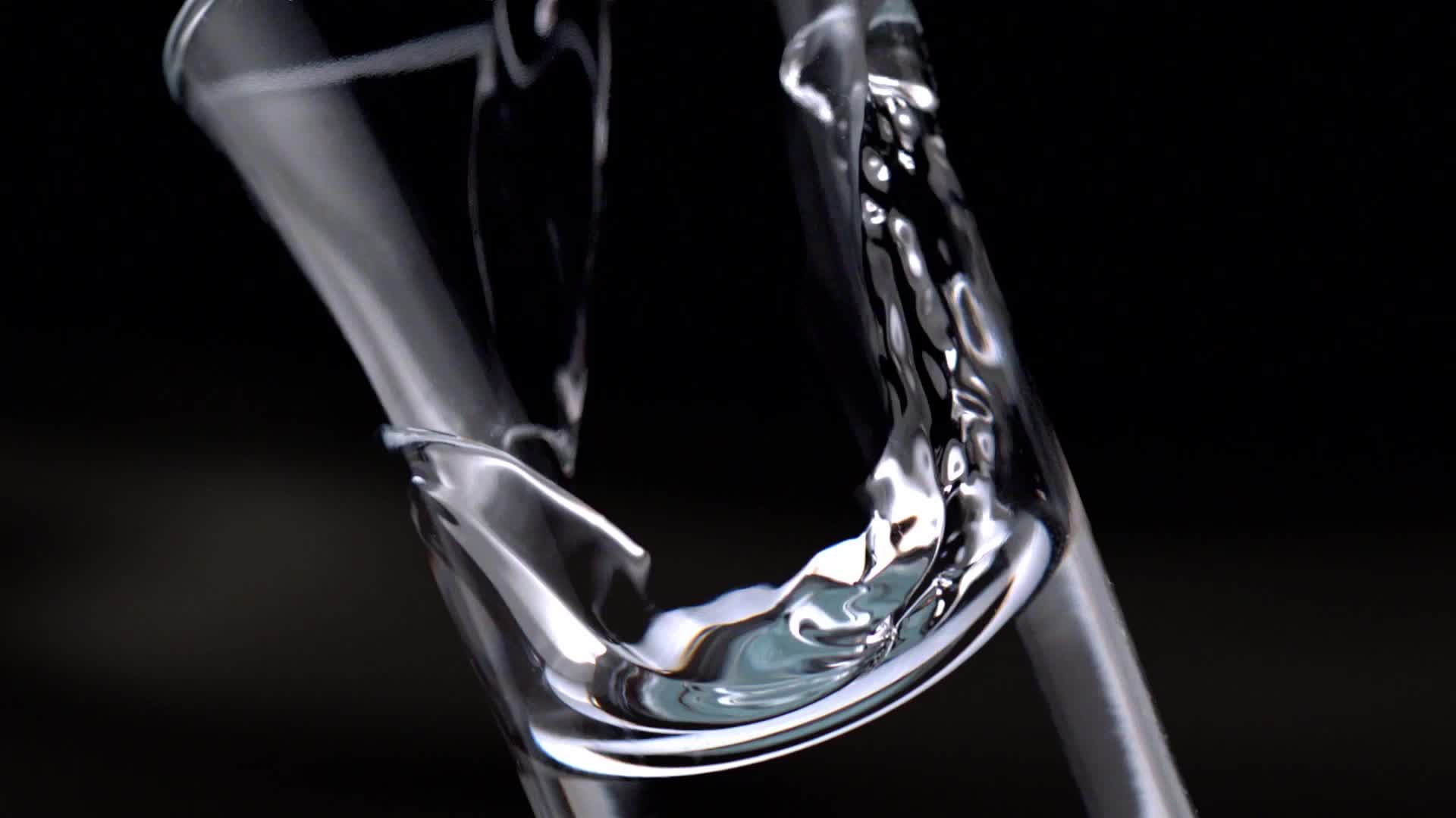 白酒倒酒酒瓶酒杯饮酒品酒水流体视频视频的预览图