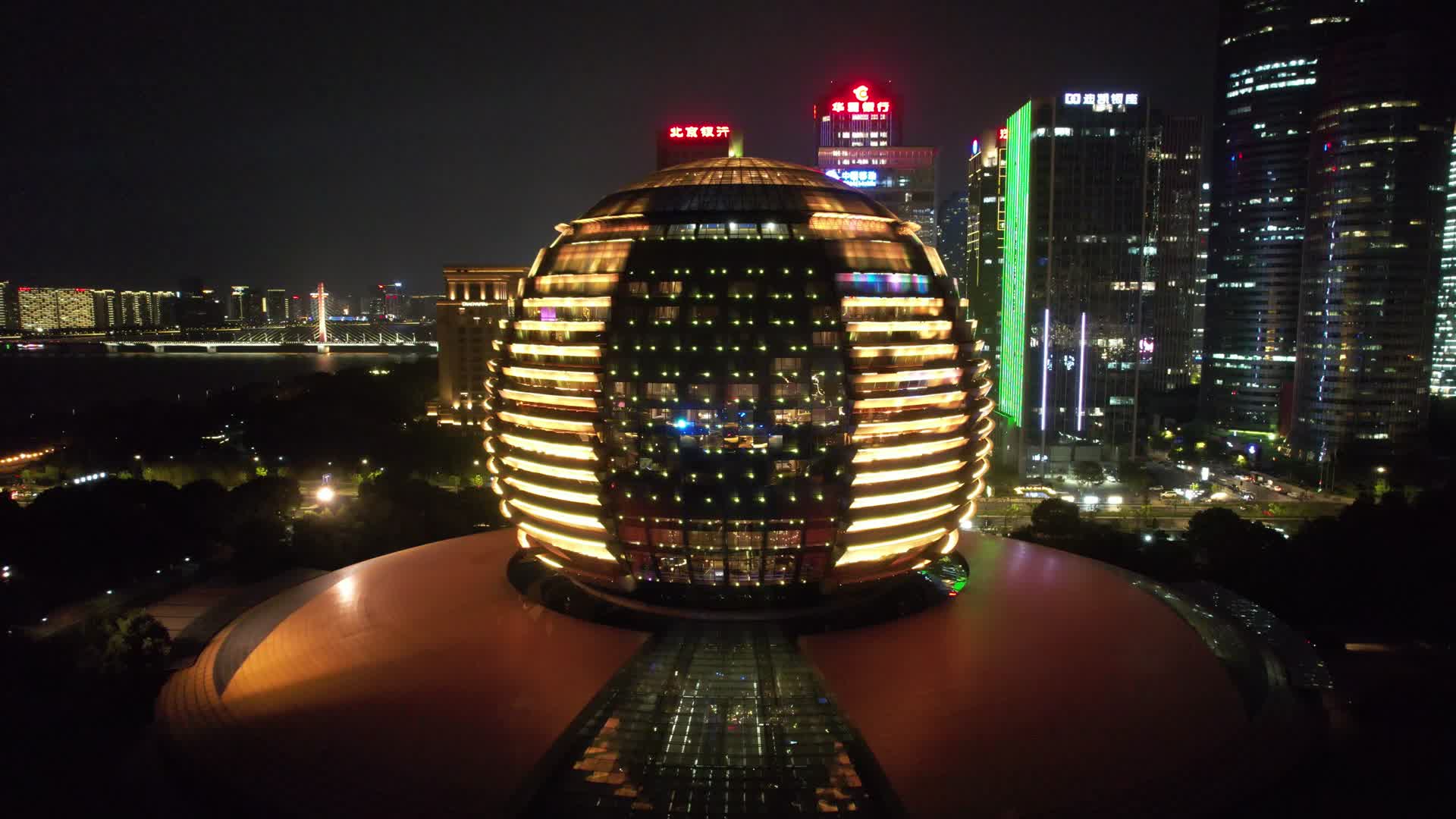 浙江杭州市民中心钱江新城夜景灯光航拍视频的预览图