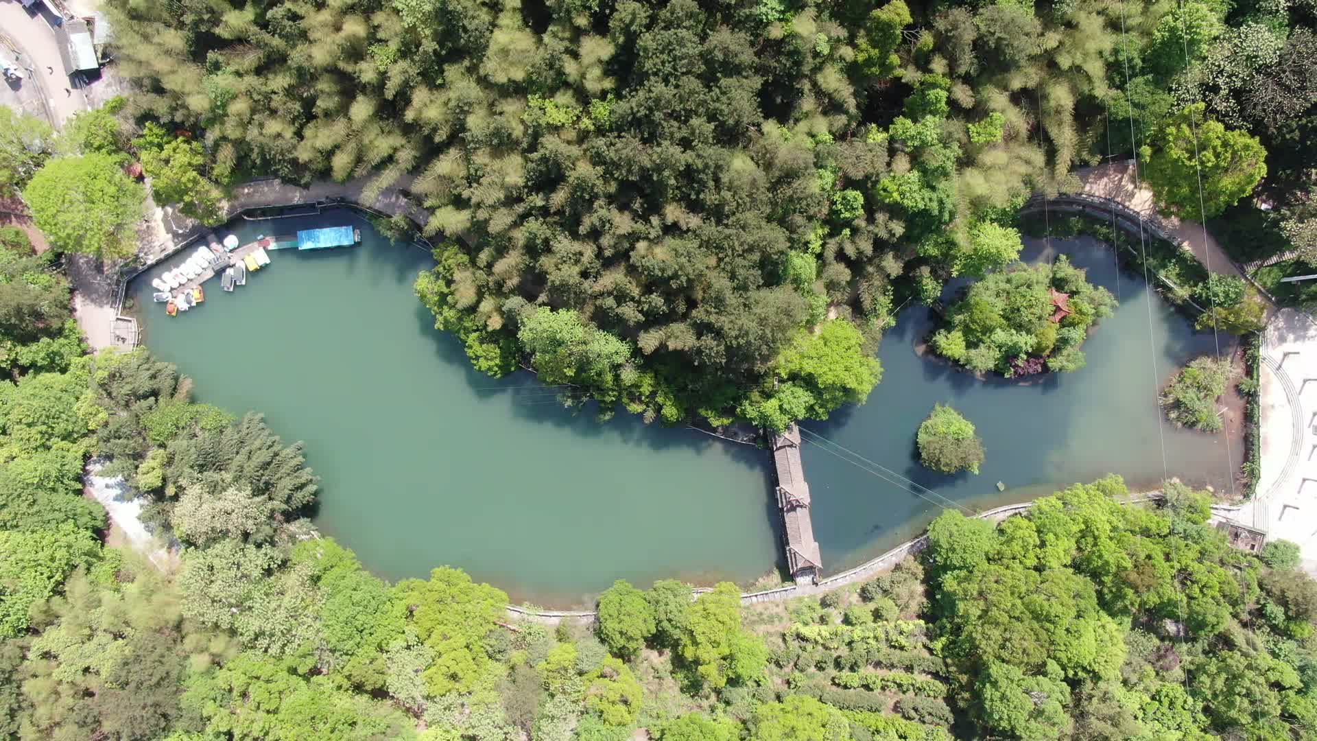 自然风光山谷蓝色湖泊航拍视频的预览图