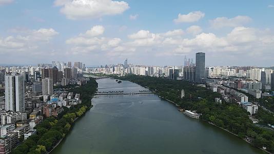 航拍广西南宁南湖城市风景蓝天白云天际视频的预览图