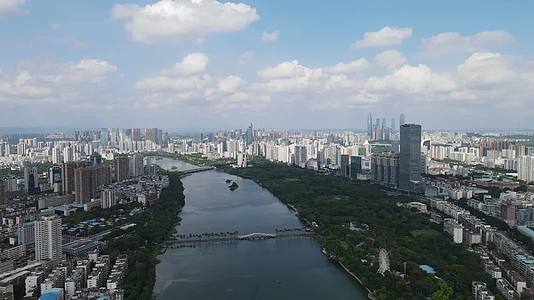 广西南宁南湖城市风景蓝天白云天际线视频的预览图