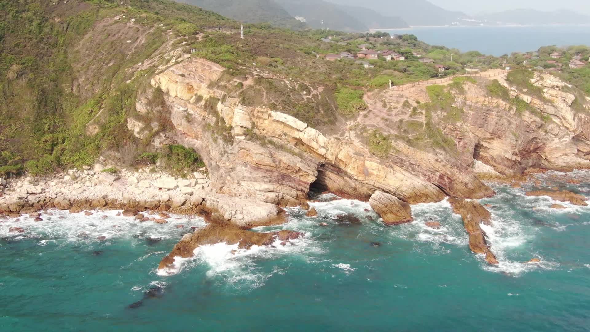大海海浪拍打礁石航拍视频的预览图