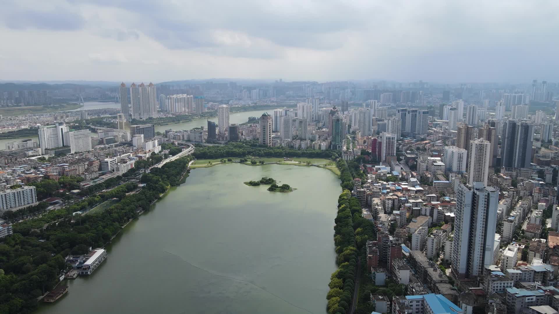 航拍广西南宁南湖城市风景蓝天白云天际线视频的预览图