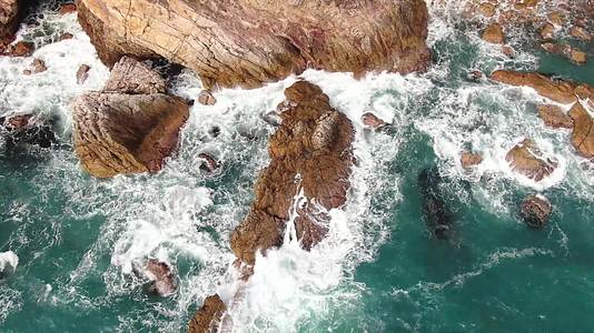 大海海浪拍打礁石航拍深圳杨梅坑视频的预览图