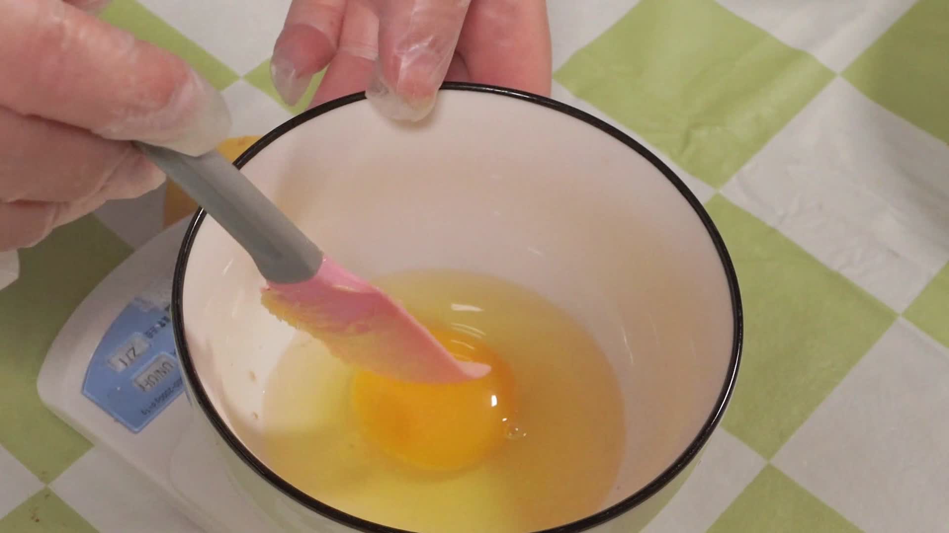 平底锅打鸡蛋摊鸡蛋制作蛋皮视频的预览图