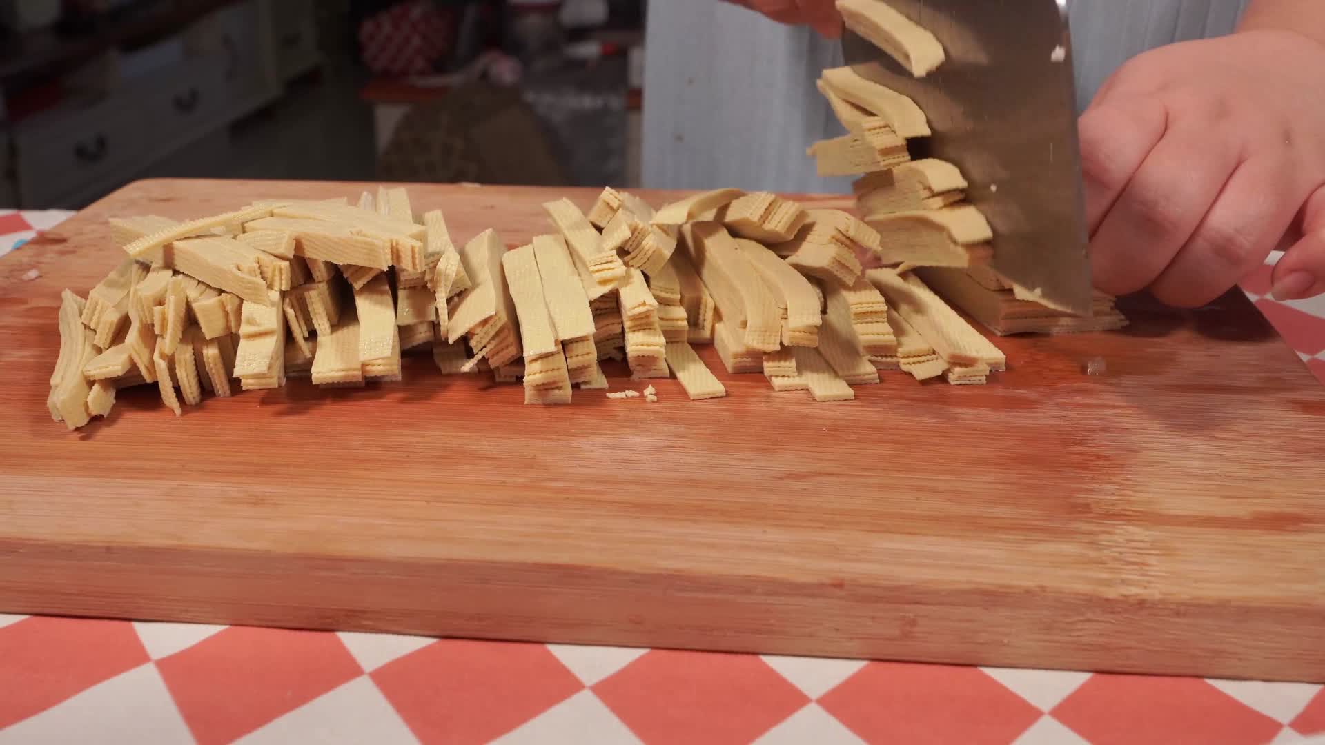 切豆皮切豆制品切干豆腐视频的预览图