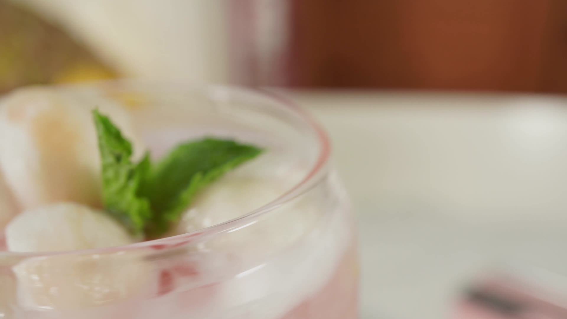 山竹果汁榨汁冰饮水果沙冰视频的预览图