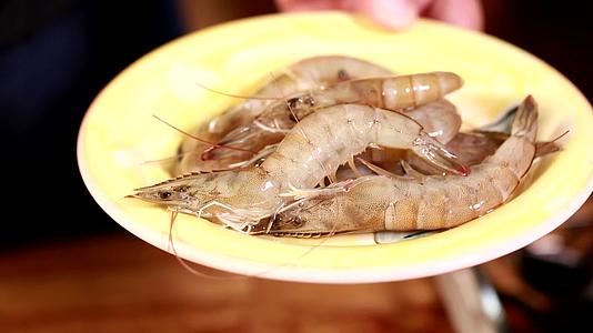 清洗皮皮虾处理虾爬子海鲜视频的预览图