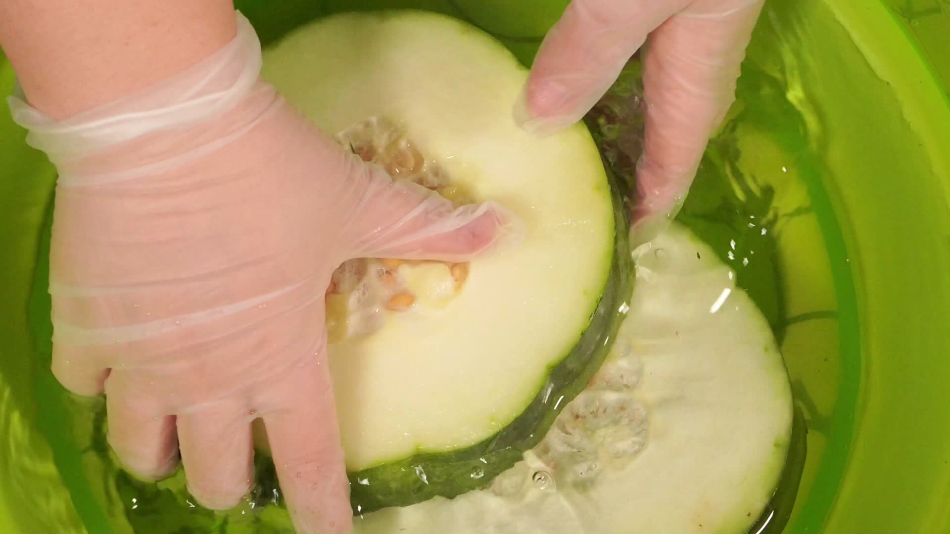 清洗冬瓜去冬瓜瓤视频的预览图