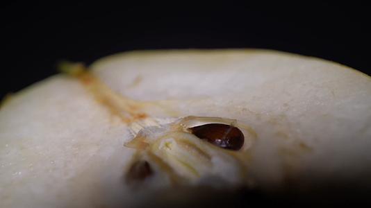 清洗切开的智利彩啤梨进口水果梨子视频的预览图