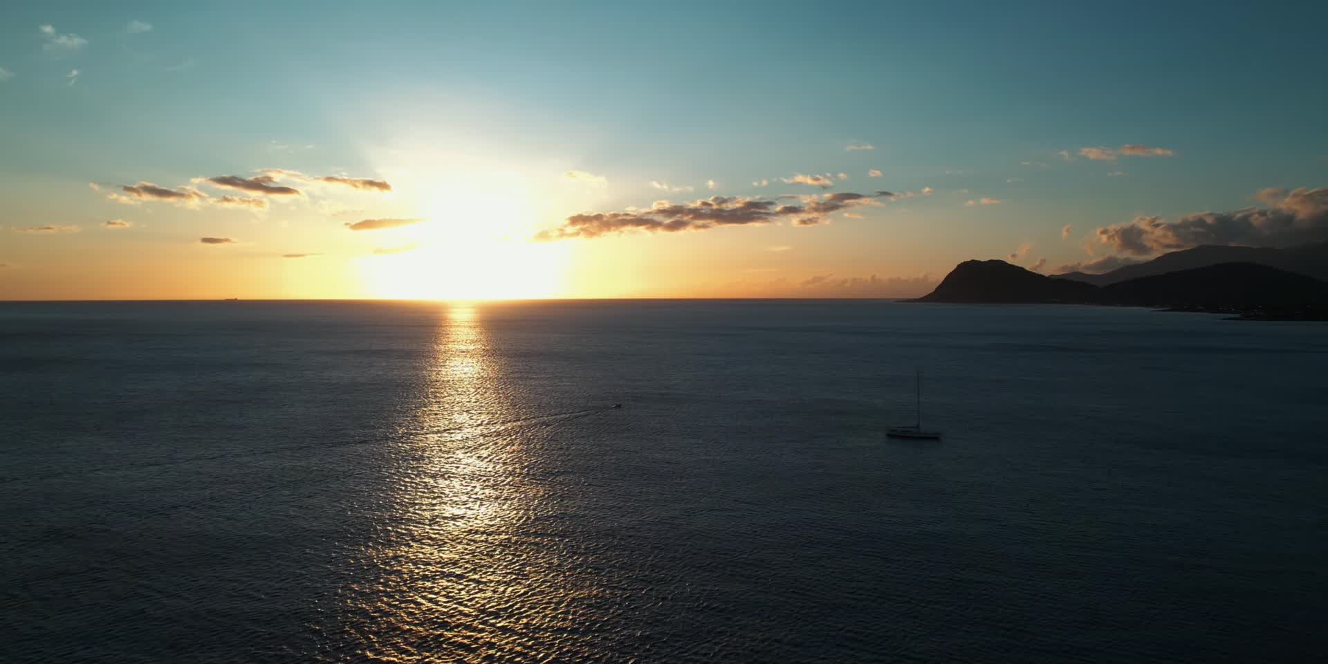 落日夕阳海面倒影帆船行驶唯美航拍视频的预览图