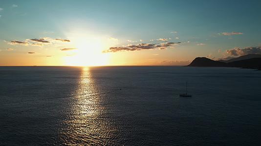 落日夕阳海面倒影帆船行驶唯美航拍视频的预览图