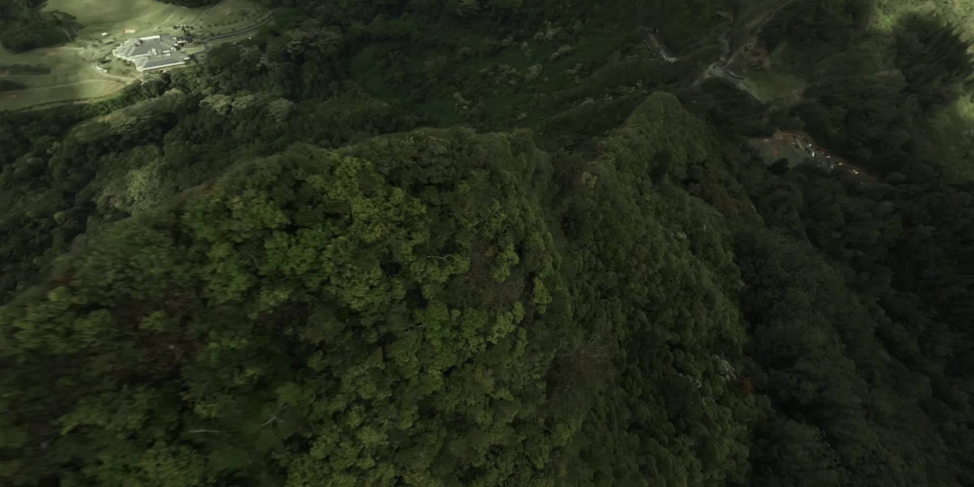 山脉山脊雨林森林穿越机航拍视频的预览图