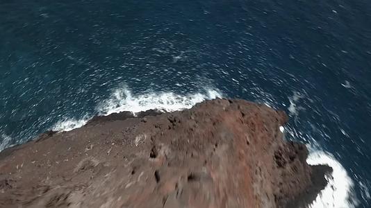海岸日出海浪拍打穿越机航拍视频的预览图