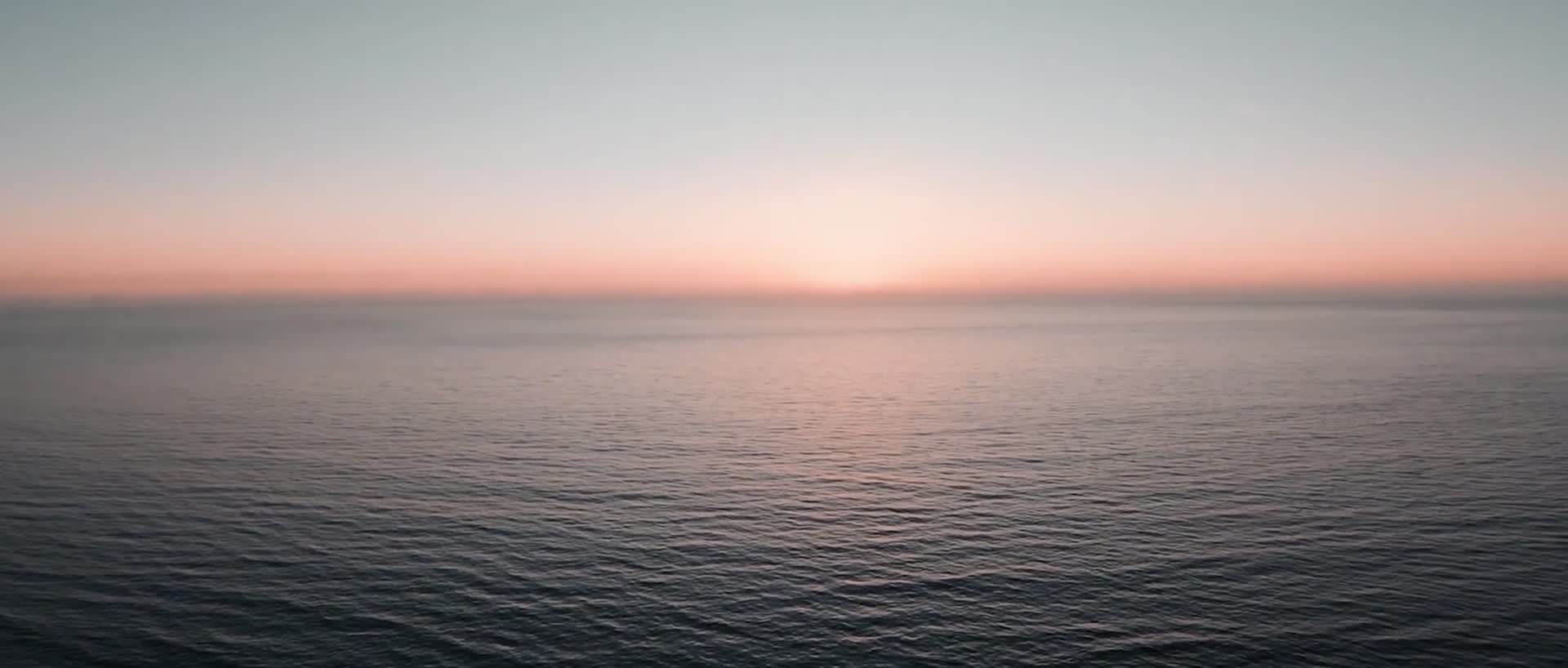 海面日出海浪浪花穿越机航拍视频的预览图
