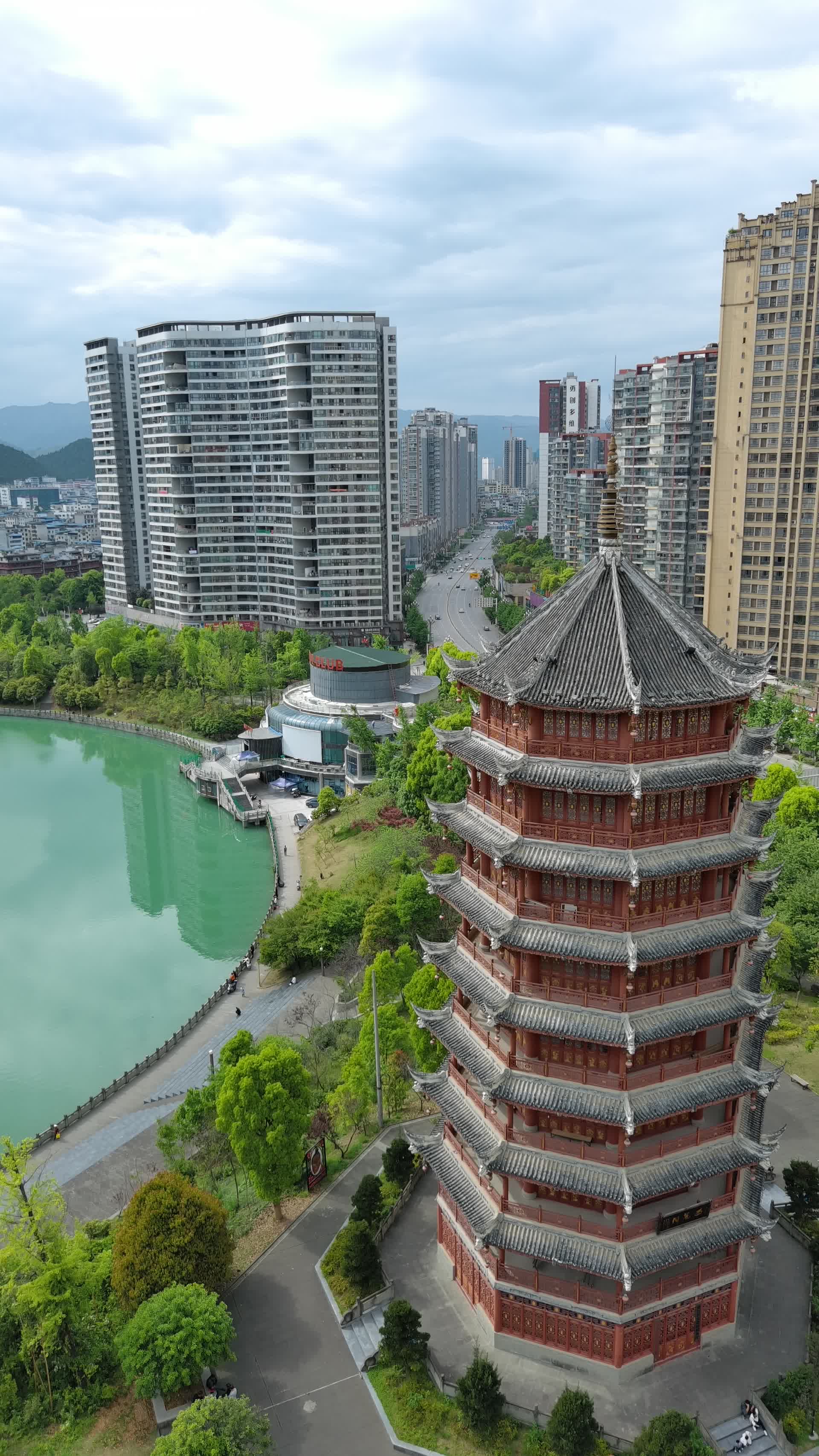 贵州小县城4K航拍竖版高清视频视频的预览图