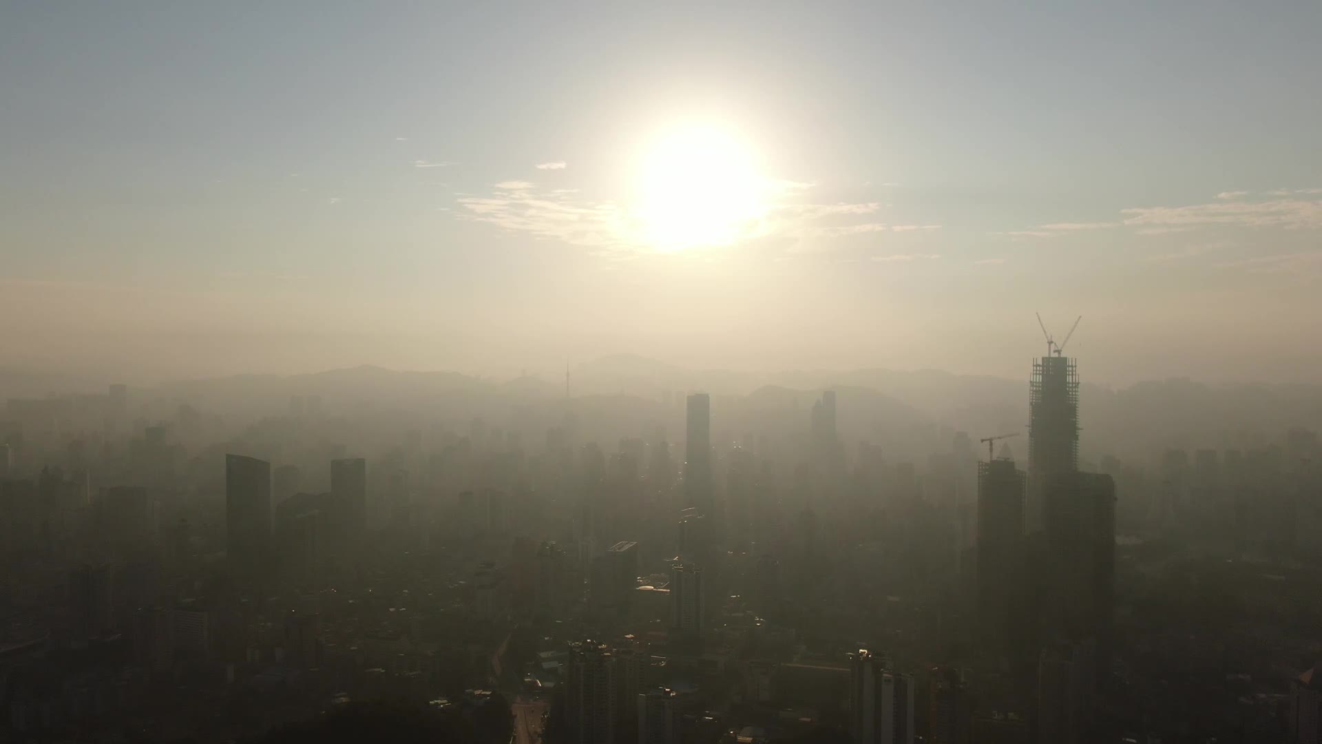 贵州贵阳城市清晨迷雾航拍视频的预览图