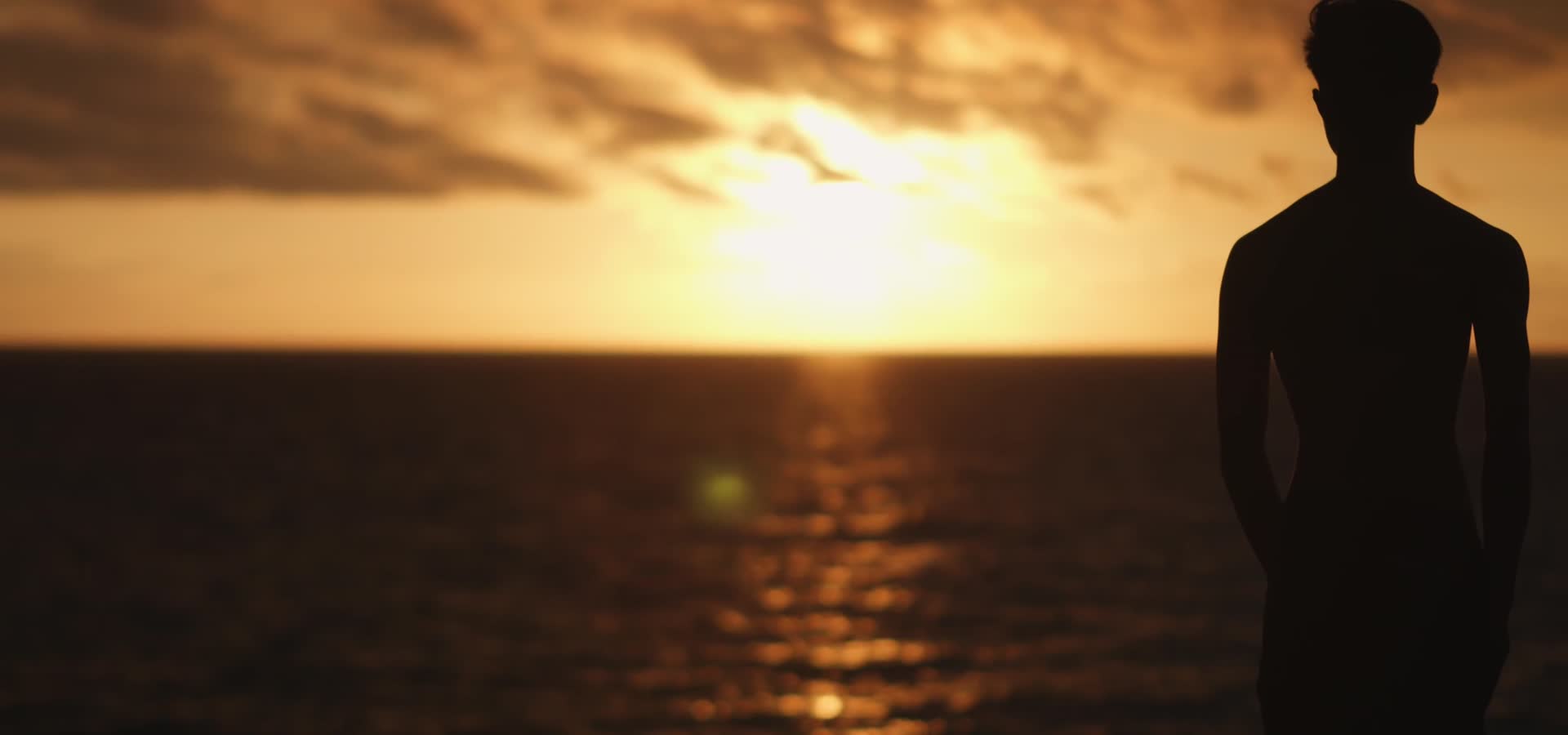 男子傍晚海边夕阳唯美剪影视频的预览图