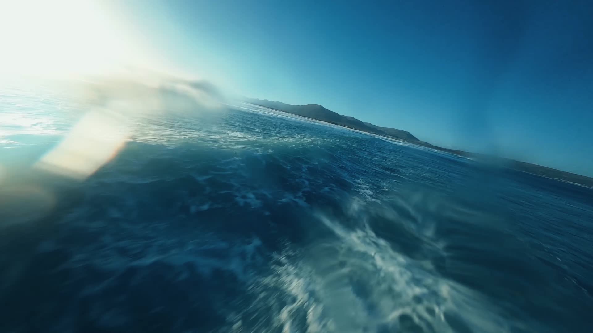 阳光海浪浪花汹涌穿越机航拍视频的预览图