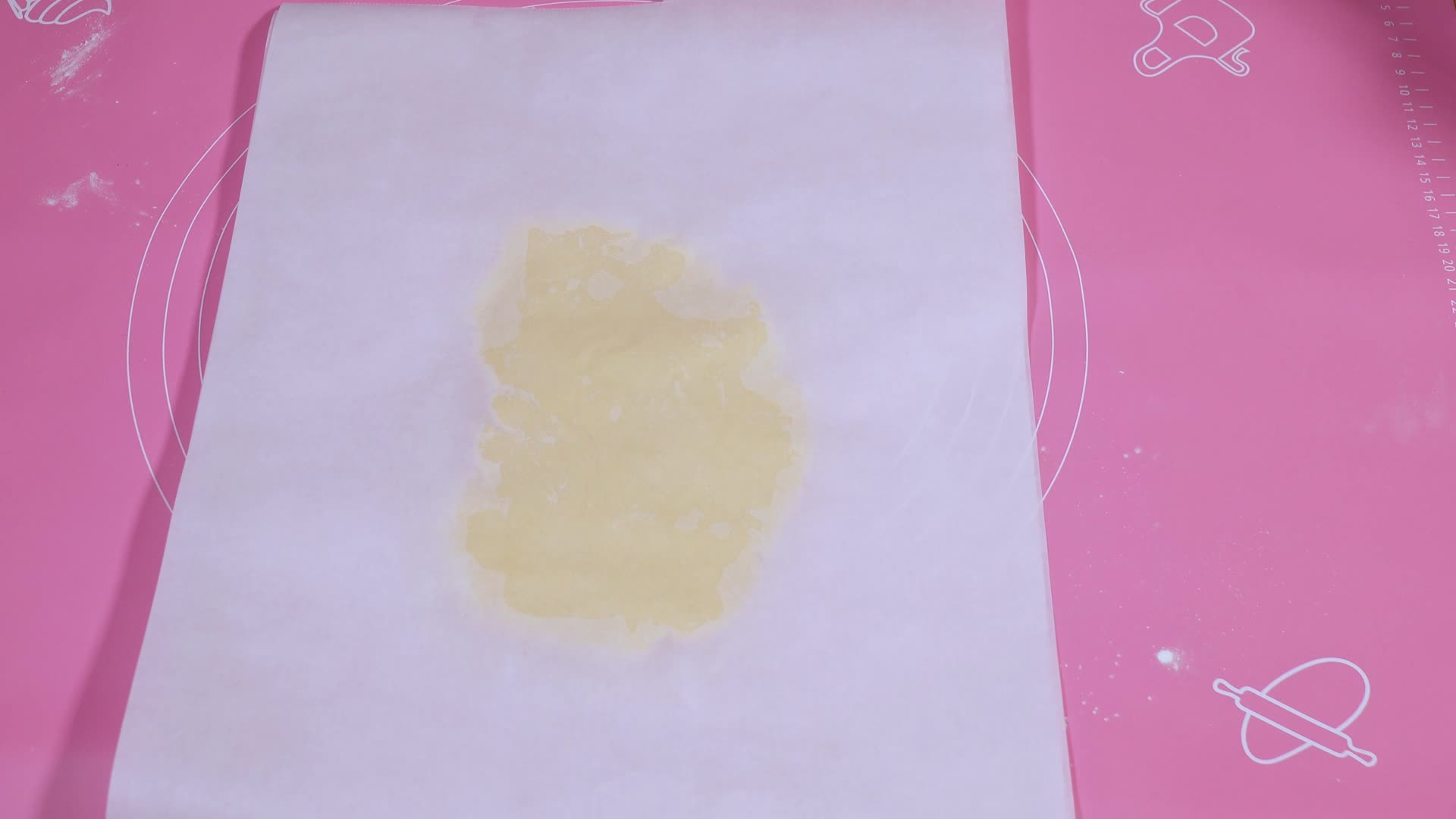 撕油纸拆分油纸擀面饼做饼干视频的预览图
