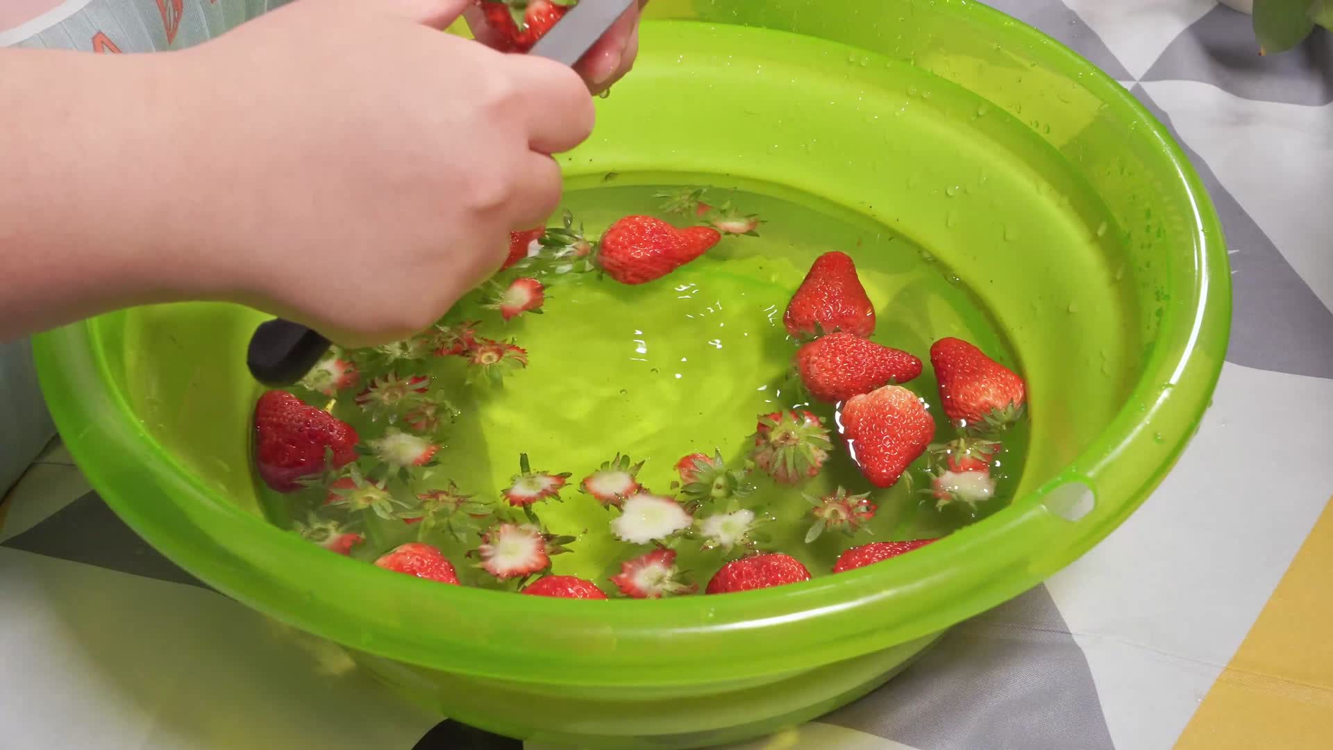 水盆清洗草莓去草莓蒂视频的预览图